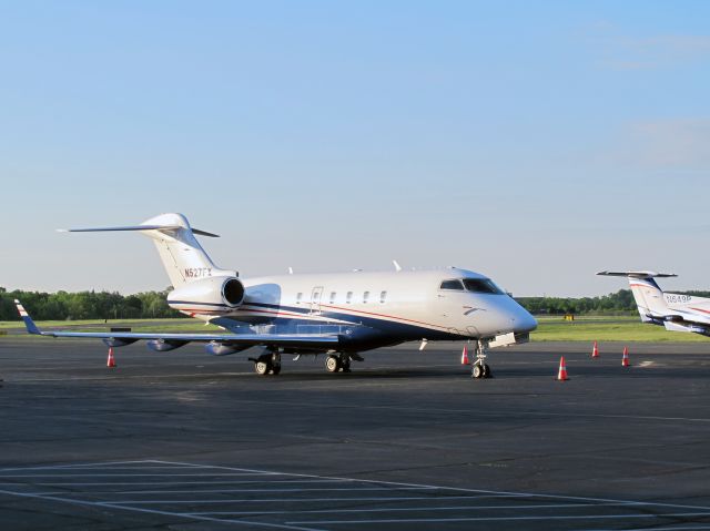 Bombardier Challenger 300 (N527FX)