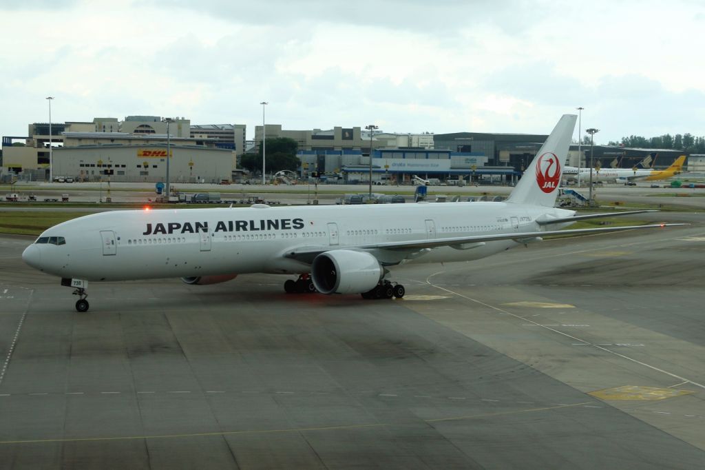 BOEING 777-300 (JA738J)