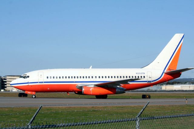 Boeing 737-200 (N252TR)