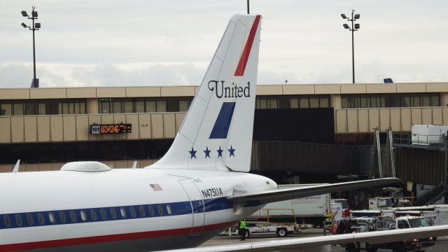 Airbus A320 (N475UA)