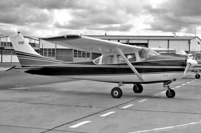 Rockwell Turbo Commander 690 (VH-DBT) - CESSNA 182E - REG VH-DBT (CN 182-54061) - ESSENDON MELBOURNE VIC. AUSTRALIA - YMEN 25/3/1979