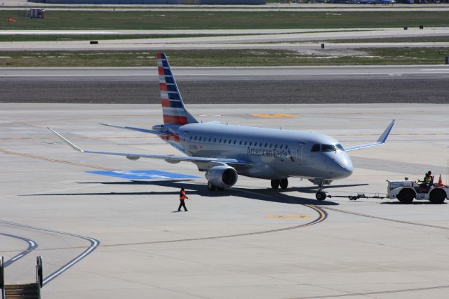 EMBRAER 175 (long wing) (N213NN)