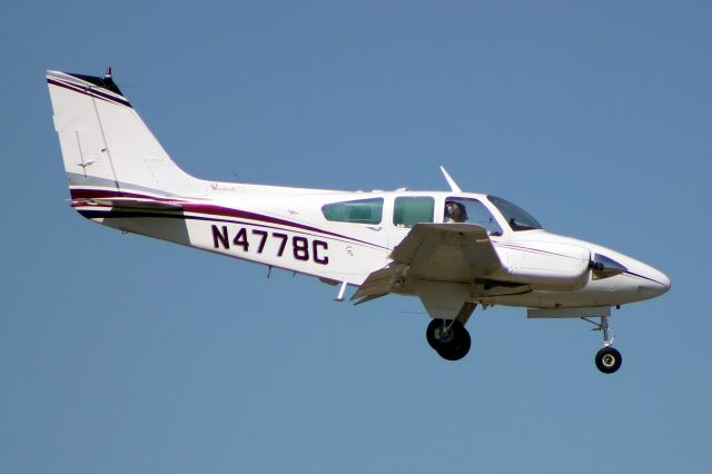 Beechcraft 55 Baron (N4778C) - On final approach for rwy 7 on 22-Oct-14.