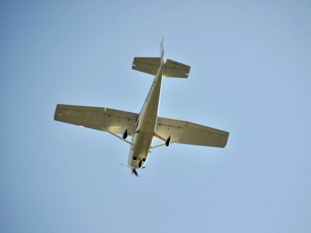 Cessna Skylane (N9544Q) - Cessna 182S Skylane N9544Q landing in Portland, Maine