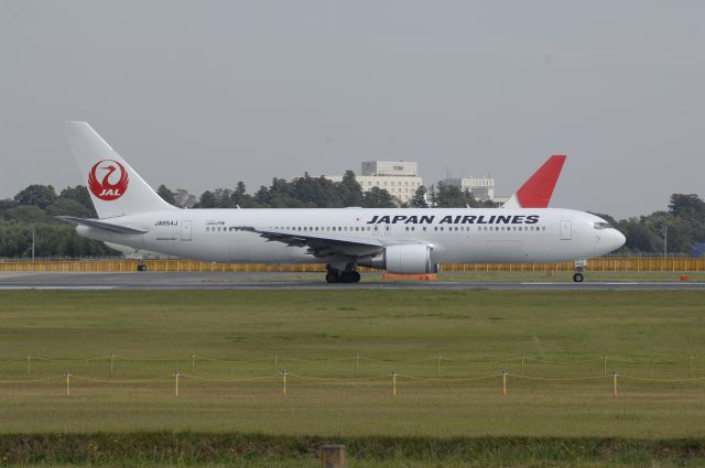 BOEING 767-300 (JA654J) - Departure at NRT Airport Runway 16R on 2011/10/8