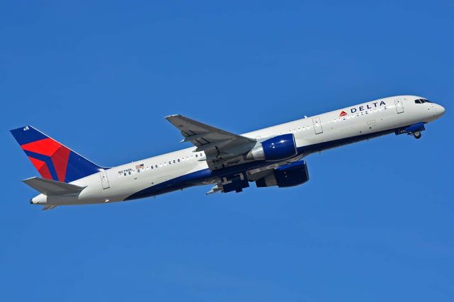 Boeing 757-200 (N676DL) - Delta Boeing 757-232 N676DL at Phoenix Sky Harbor on January 25, 2018.  