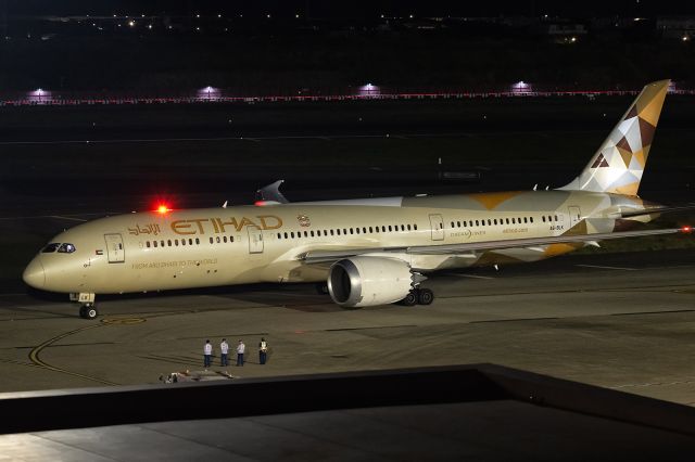 Boeing 787-9 Dreamliner (A6-BLK) - 13th September, 2025: Flight EY 899 waves goodbye to push-back crew as she starts her taxi for departure to Abu Dhabi from Taoyuan International Airport. 
