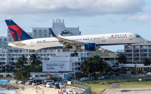 Boeing 757-200 (N536US) - Landing over Maho beach at Sint Maarten