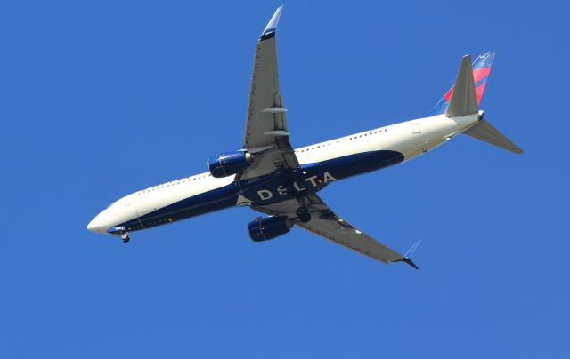 Boeing 737-900 (N858DZ) - Nice early morning shot from my front yard.