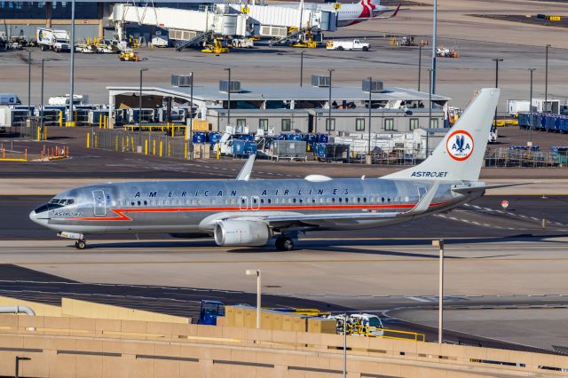 Boeing 737-800 (N905NN) - American Airlines 737-800 in AstroJet retro livery livery taxiing at PHX on 11/28/22. Taken with a Canon 850D and Tamron 70-200 G2 lens. This is one of only 3 AA retro liveries that I was still missing, along with TWA and the Eagle retro E175, so I'm extremely happy to have finally gotten it!