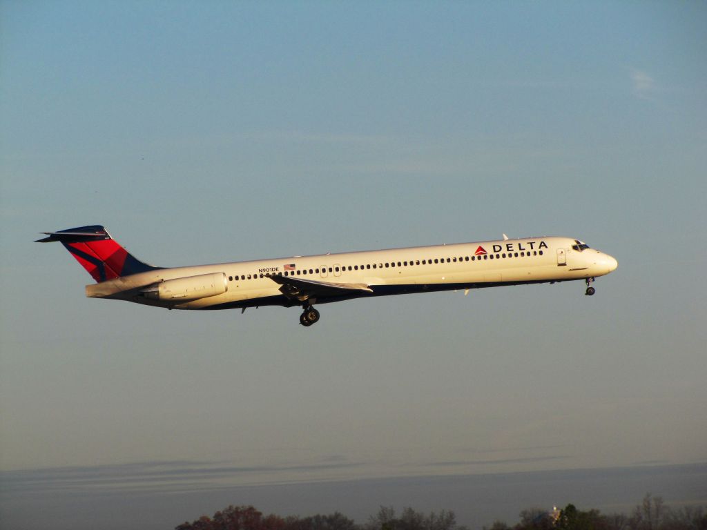 McDonnell Douglas MD-88 (N901DE)