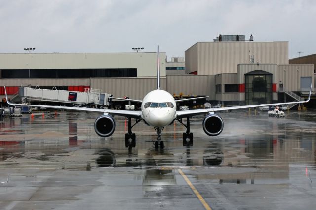 Boeing 757-200 (UNKNOWN) - 752 pulling into the gate