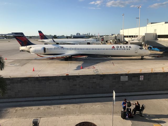 McDonnell Douglas MD-90 (N934DN)