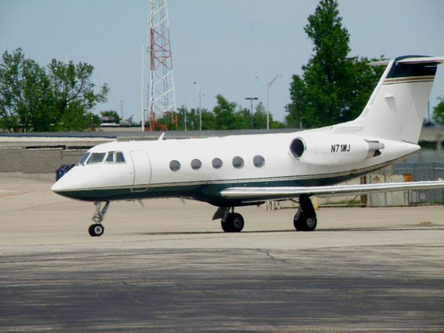 Gulfstream Aerospace Gulfstream 3 (N71WJ) - A Gulfstream (N71WJ)taxis to the active at Blue grass Airport (KLEX)...