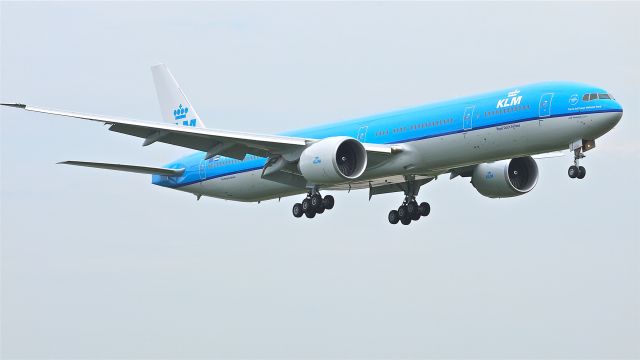 BOEING 777-300 (PH-BVI) - BOE917 on final approach to runway 16R and completion of a flight test on 7/17/12. The aircraft is a B777-306(ER) LN:1029, C/N 35947.