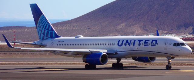 Boeing 757-200 (N12114)