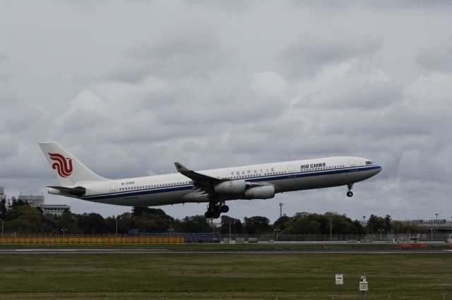 Airbus A340-300 (B-2388) - Final Approach to NRT Airport R/W16R on 2012/04/30