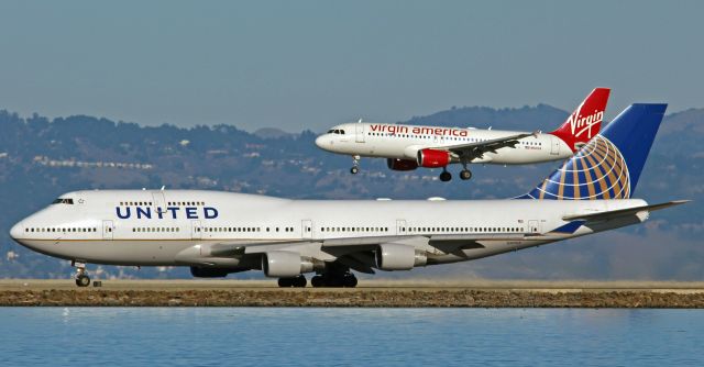 Boeing 747-400 (N107UA) - #nerdbird(N841VA) landing over the United Queen