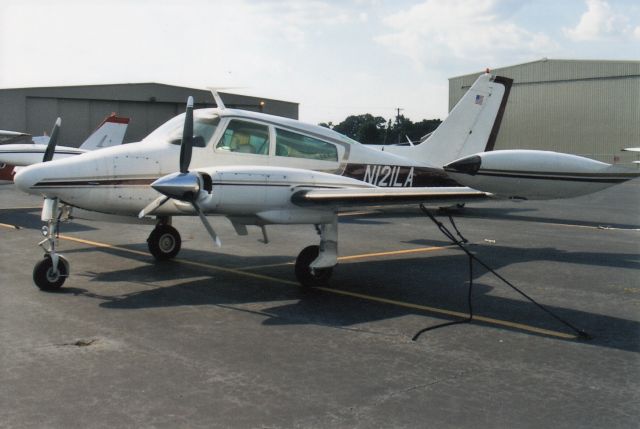 Cessna 310 (N121LA)