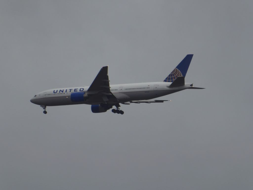 Boeing 777-200 (N216UA) - United B777-200 (ER) N216UA on its flight UA932 from IAD due to landing on 25R FRA. Photo made in the noon of 18.02.2023 at Stadtwald highway rest camp.