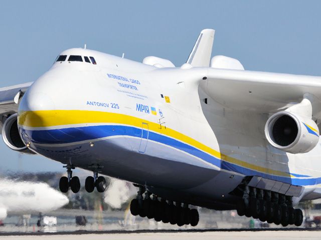 Antonov Antheus (UR-82060) - About to touch down on 26L