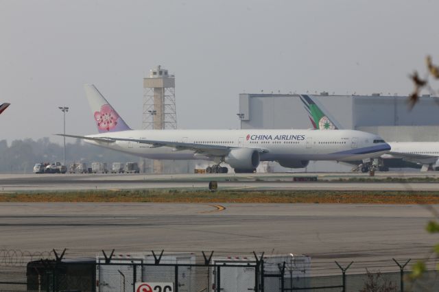 BOEING 777-300ER (B-18002)