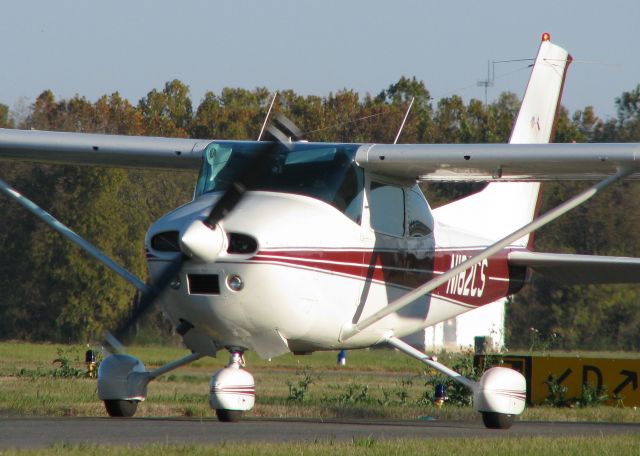 Cessna Skylane (N182CS) - Taxiing at the Downtown Shreveport airport.