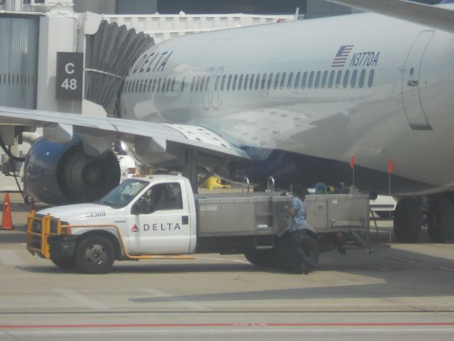 Boeing 737-800 (N377DA) - LAVATORY DISPOSAL MAINTENACE