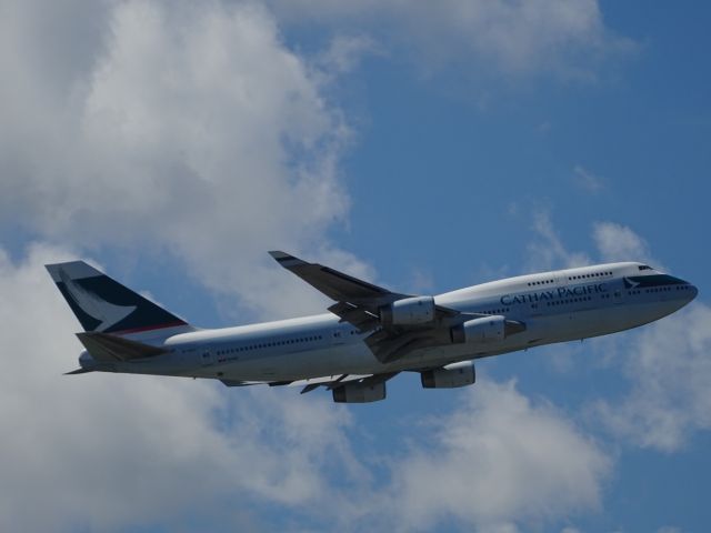 Boeing 747-400 (B-HUJ)