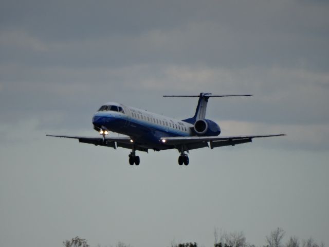 Embraer ERJ-145 (N843HK)