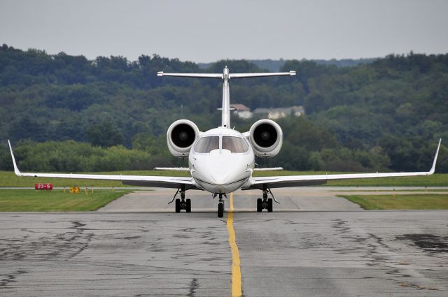 Learjet 60 (N424KW) - Seen at KFDK on 9/8/2009.    <a href="http://discussions.flightaware.com/profile.php?mode=viewprofile&u=269247">  Profile</a>