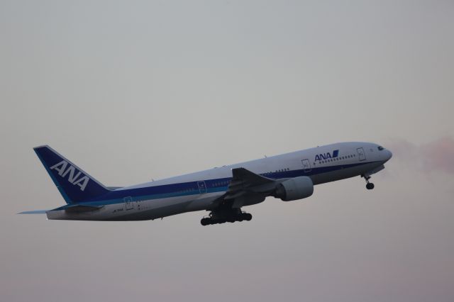 Boeing 777-200 (JA714A)