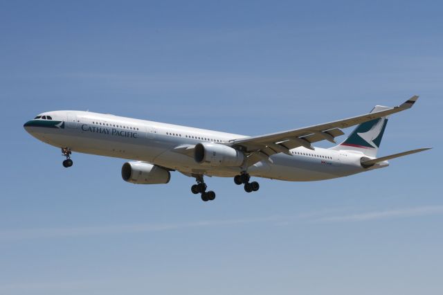 Airbus A330-300 (B-HLW)