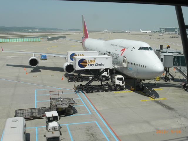 Boeing 747-400 (HL7428) - from gate near the plane; I rode it...