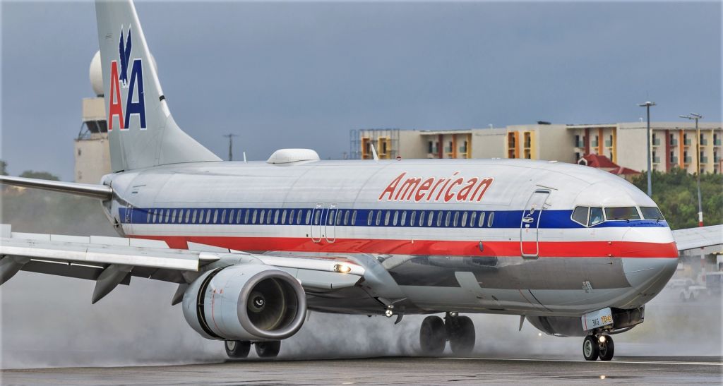 Boeing 737-800 (N921NN) - AmericanAirlines AAL1136 B737-800 N921NN slashing to a full stop after landing from Miami Intl (MIA). It was wonderful to see the polish metal around again. 22/08/2020