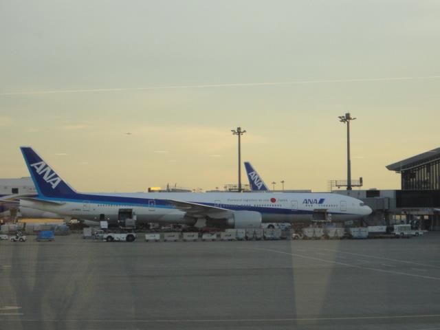 Boeing 777-200 — - AT NARITA AIRPORT - WAITING FOR BOARDING...br /if you are ANA fan - watch this HD vidbr /a rel=nofollow href=http://www.youtube.com/watch?v=khl1iZH2-TMhttp://www.youtube.com/watch?v=khl1iZH2-TM/a