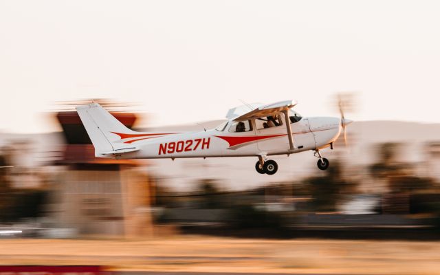 Cessna Skyhawk (N9027H) - Photo of N9027H taking off 31R for a bay tour, taken by @planesthetics (instagram).