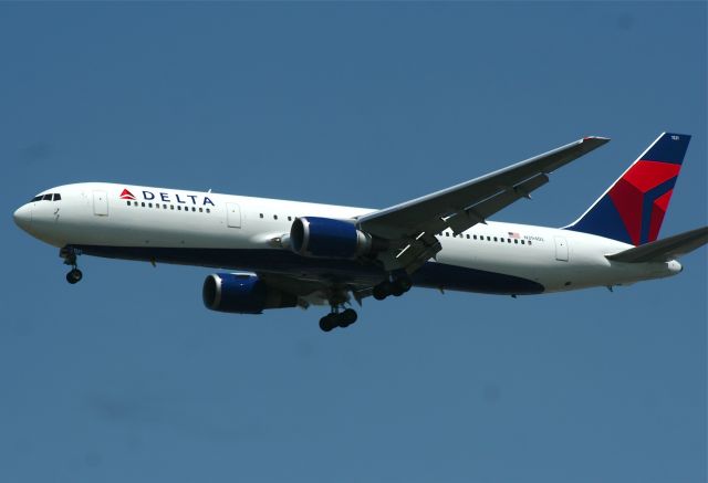 BOEING 767-300 (N394DL)