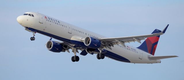 Airbus A321 (N341DN) - phoenix sky harbor international airport 18APR20