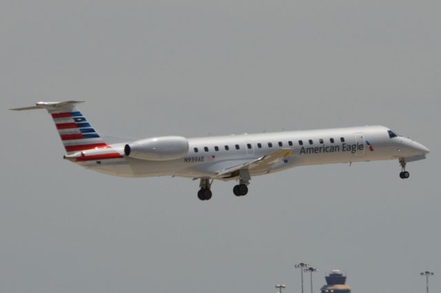 Embraer ERJ-145 (N939AE) - Landing DFW Afternoon 04132013
