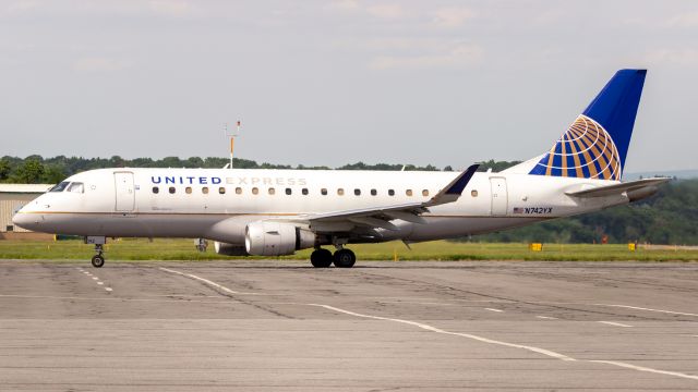 Embraer 175 (N742YX)