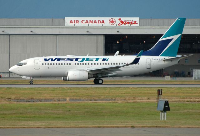 Boeing 737-700 (C-FWSX)