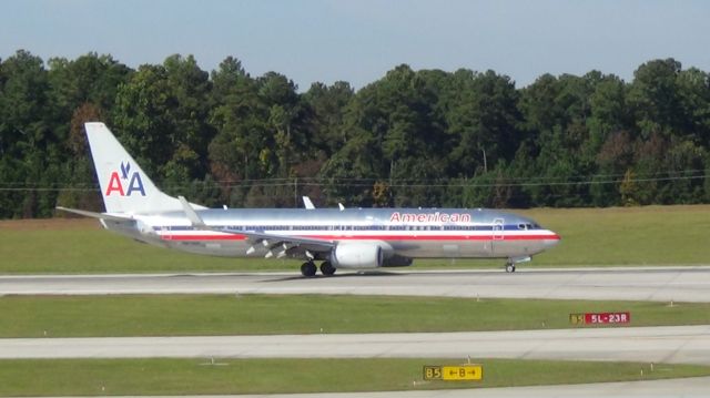 Boeing 737-800 (N879NN) - American 1560 from Chicago OHare turning off runway 5L.  Taken October 27, 2014.