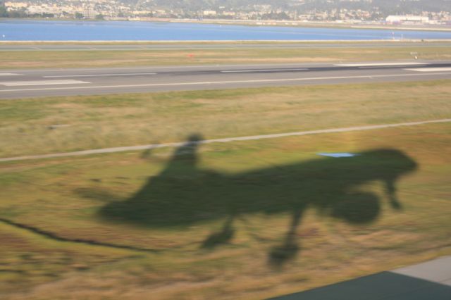 — — - SHADOW OF UAL FLIGHT#78 LANDING AT SFO FROM HNL ON 5-1-10