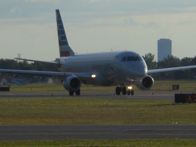 Embraer 170/175 (N438YX)