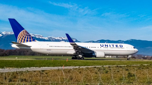 BOEING 767-300 (N663UA)