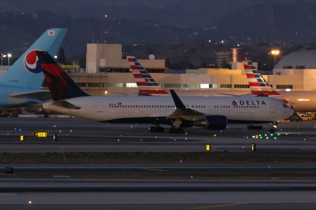 BOEING 767-300 (N1611B)