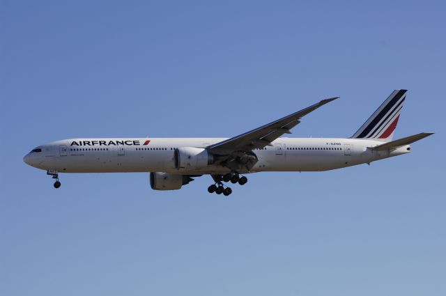BOEING 777-300 (F-GZND) - Final Approach to Narita Intl Airport Rwy34L on 2012/12/11