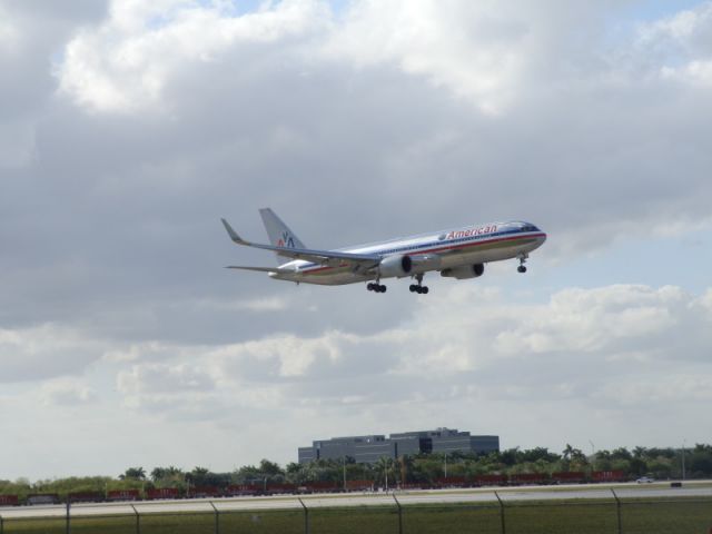 BOEING 767-300 (N351AA)