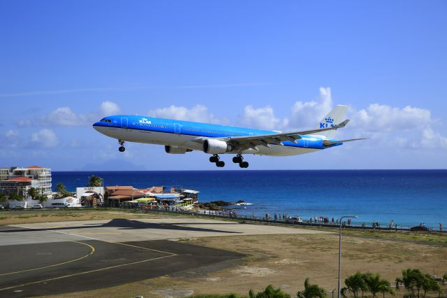 Airbus A330-300 (PH-AKA) - KLM PH-AKA A333 